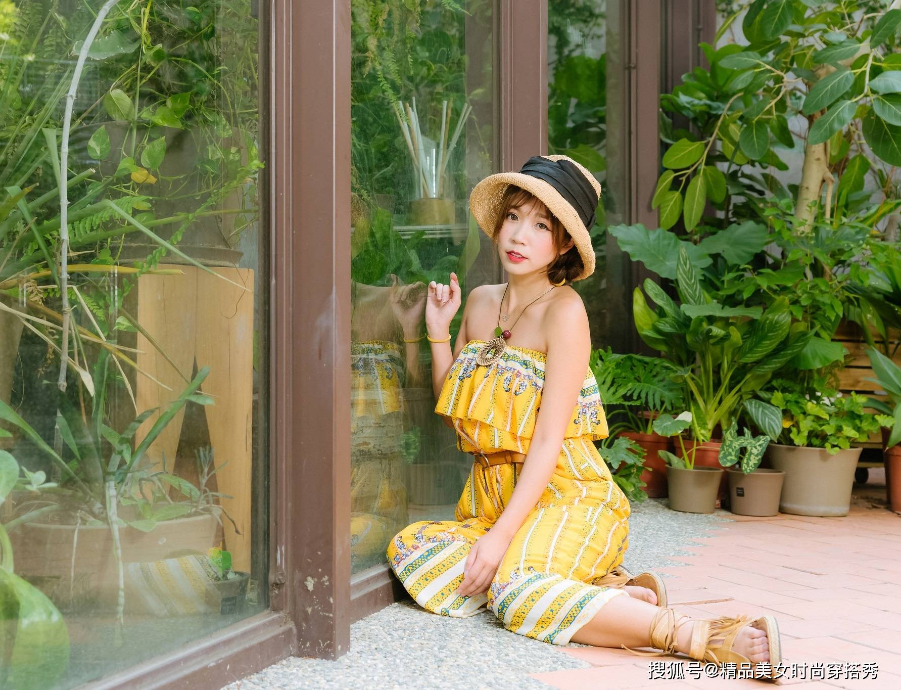 民族|一字肩连体裤,搭配一双民族风十足的凉鞋,优雅浪漫