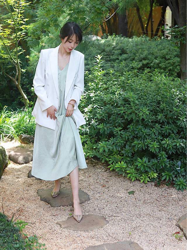 显得|皮肤暗黄的女生如何选衣服颜色？可以尝试这几款，让你显白还好看