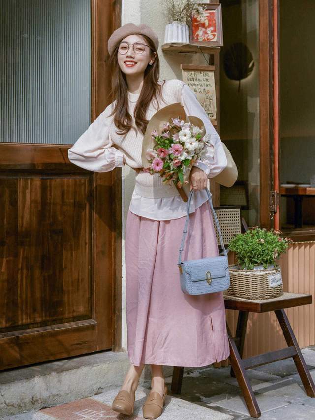 显得|皮肤暗黄的女生如何选衣服颜色？可以尝试这几款，让你显白还好看