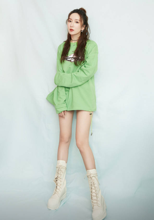 娄艺潇|娄艺潇愈发有女人味，白色蕾丝裙华丽高级，这身段真没得挑