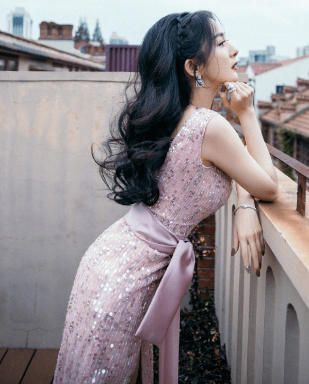 黑色|敢穿只佩服杨幂！穿V领裙秀身材，凹凸曲线一点不像当妈人