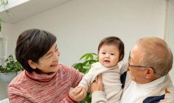 关系|二胎家庭欢乐多：饭桌上“教训”作妖的女儿，哥哥一把抱住安慰