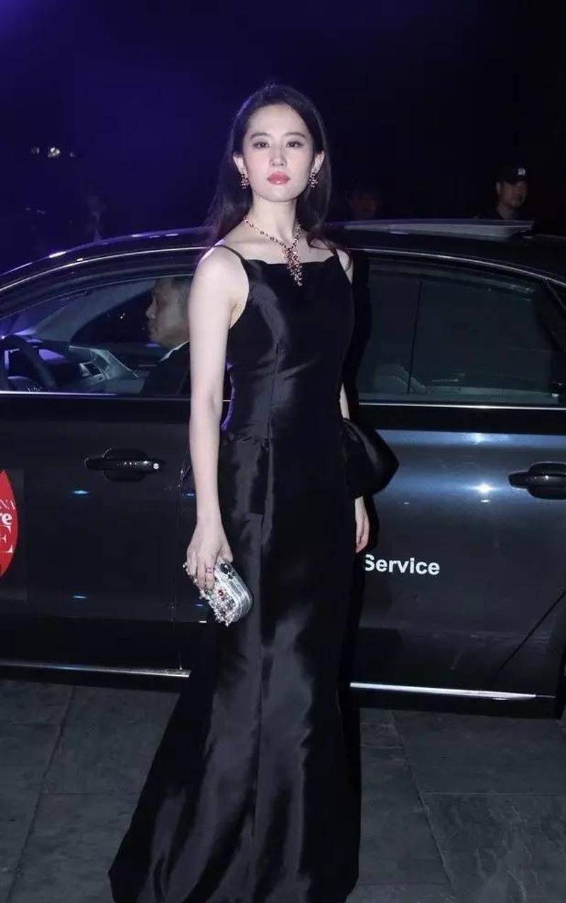 材质|短发的刘亦菲有“婴儿肥”，穿小黑裙气质高级，配驴蹄鞋气场真强