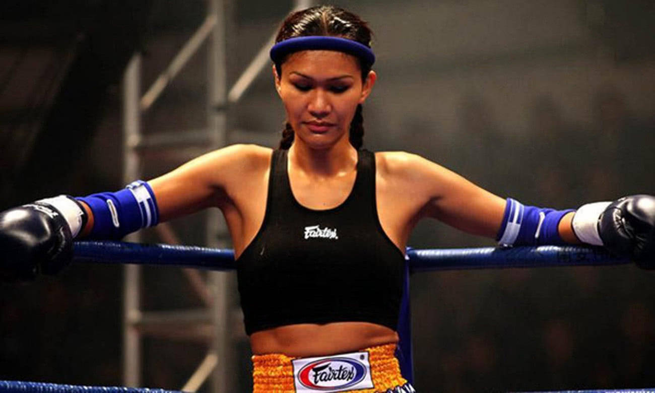 西颂迪(sudaporn taew seesondee)在女子60公斤级拳击比赛中获得铜牌