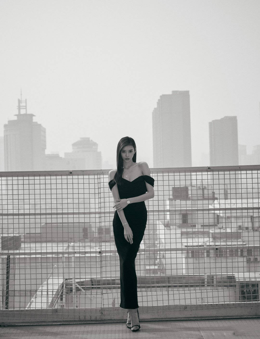 奚梦瑶全黑look亮相,修身的的玄色长裙勾画出婀娜多姿的身段,从简大气