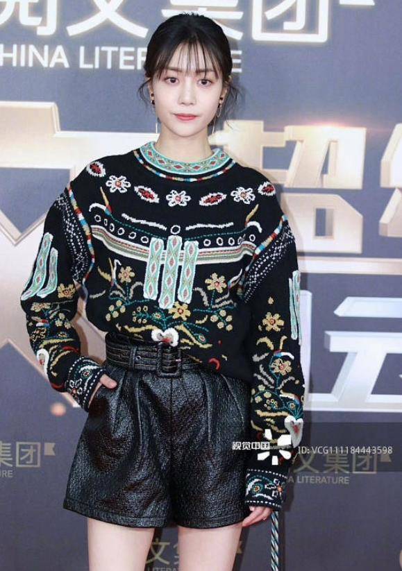 浅色|李溪芮终于换短裤了，印花刺绣毛衣搭配减龄波波头，复古又时髦