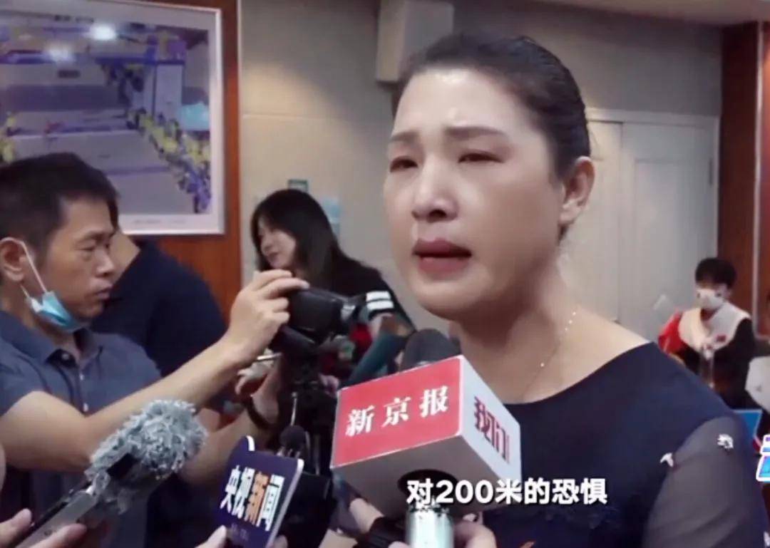 据张雨霏的母亲张敏回忆,2018年到2019年的一年里,张雨霏甚至想过放弃