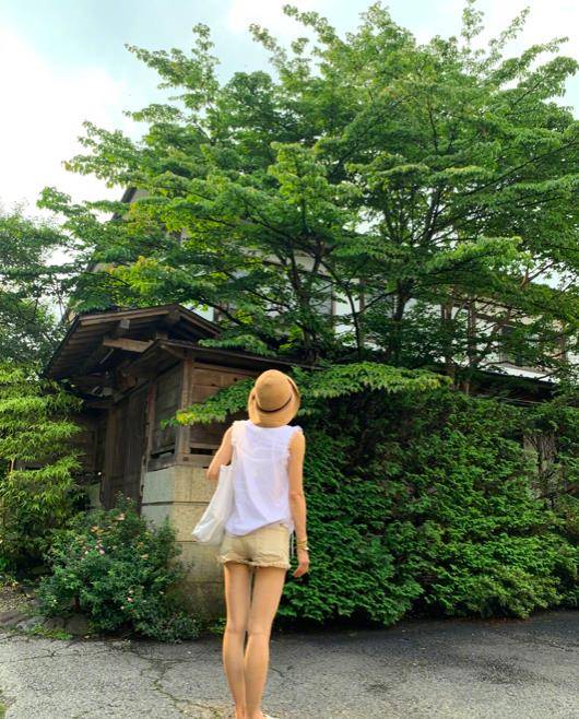 马伊琍|马伊琍穿懒人鞋参加活动真随意，拼色连衣裙搭配裤子气质更是出众