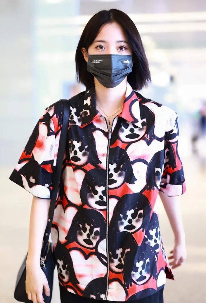 长发|欧阳娜娜重“头”开始，穿5000衬衫走机场，首次剪齐耳短发美极了