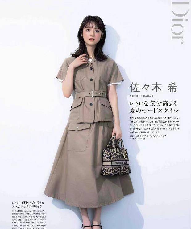 条纹|纯色半裙+白T恤白衬衫太“清汤寡水”，中年女人也要穿得多姿多彩