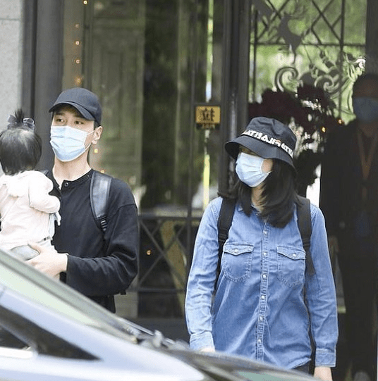 黑色|高圆圆产后身材变“肥美”，穿真丝裙无意暴露腿围，41岁太真实