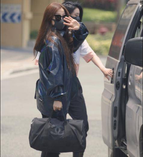 鞋子|富婆虞书欣的宝藏衣品,一个造型都是几万起步,我只买得起这红裙