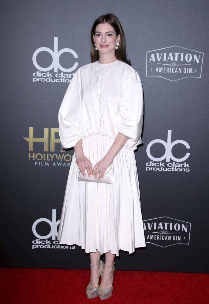 仙女|安妮.海瑟薇是仙女吗？36岁的年纪轻松驾驭粉色，满满的少女感！