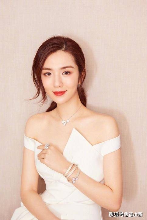 出圈|“王晓晨”又美出圈了,穿露肩连衣裙现“名媛式优雅”,气质惊艳