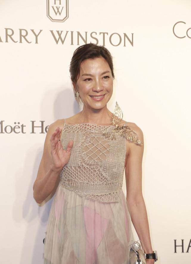 富豪|杨紫琼不像快60岁，和富豪何超琼站一起，气质不输还很贵气