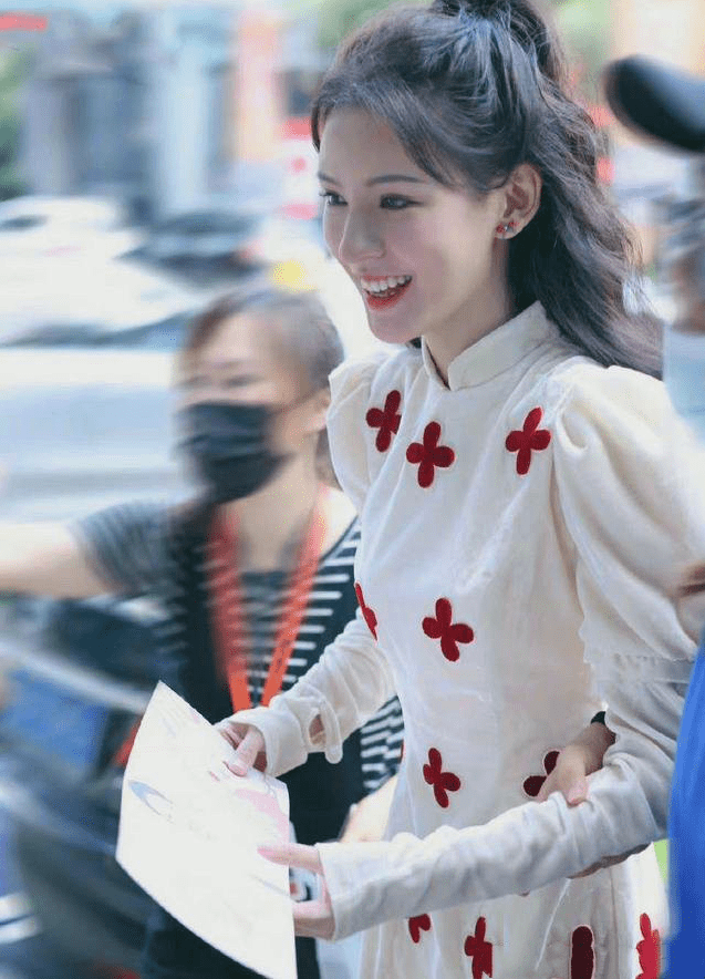 &quot|张予曦真是＂白得发光＂，不修图都带磨皮效果，穿白裙像仙子一样