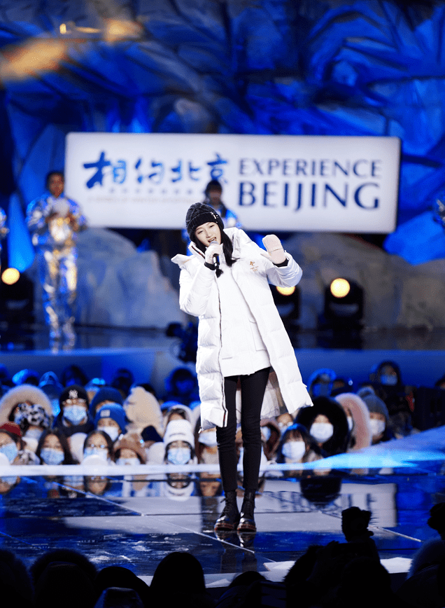 魅力|有种“怕冷”叫关晓彤,跨年穿羽绒服亮相,却意外美成全场焦点