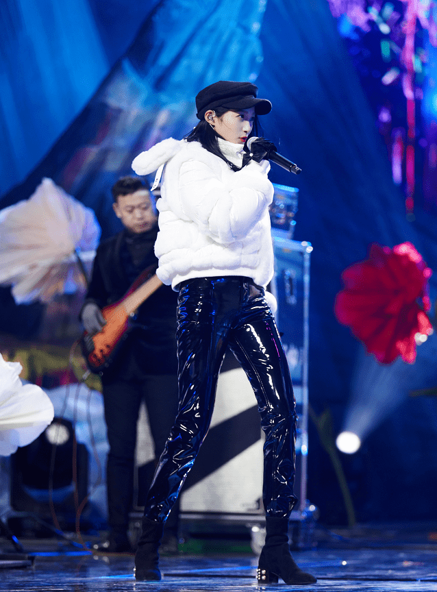 魅力|有种“怕冷”叫关晓彤,跨年穿羽绒服亮相,却意外美成全场焦点