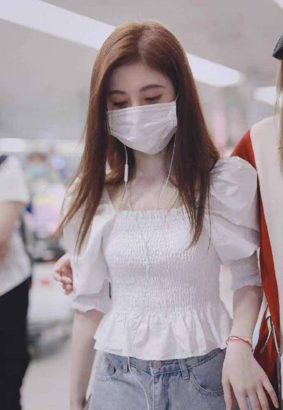 图案|鞠婧祎机场私服P得真狠，泡泡袖短上衣锁骨精致，腰身细得夸张
