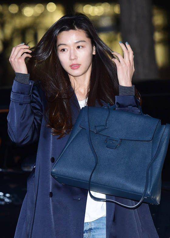 设计|全智贤 蓝大衣搭阔腿裤运动鞋更范,虽然三十岁依然惊艳