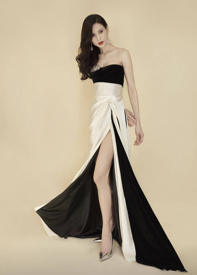 曲线|李若彤真有53岁？穿抹胸开衩裙秀S曲线，女神果然抗老