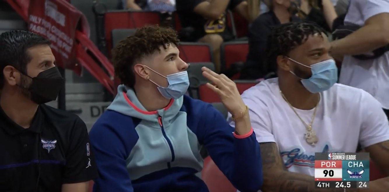 三分球|冲上热搜！二球16分钟三分球8中5球爹挥拳叫好，三兄弟NBA聚首吗
