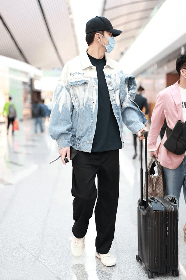 整体|高伟光衣品够独特，牛仔外套造型潮流范十足，这大长腿真令人羡慕