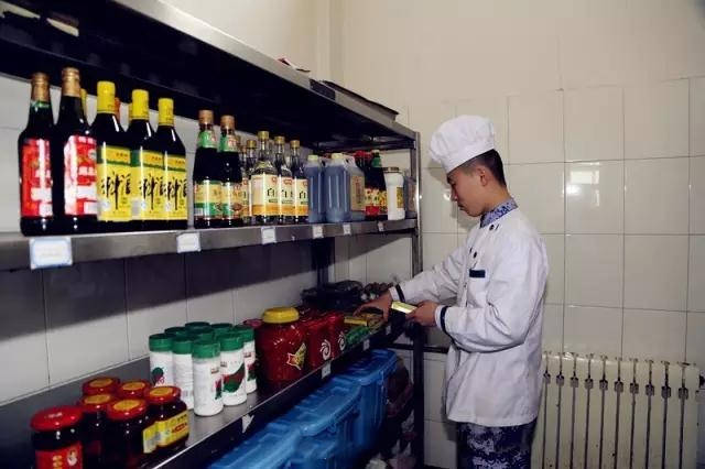 部队炊事班有多变态忍了辣椒和面粉最后土豆丝有点过分了