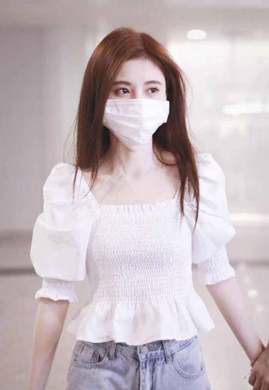图案|鞠婧祎机场私服P得真狠，泡泡袖短上衣锁骨精致，腰身细得夸张