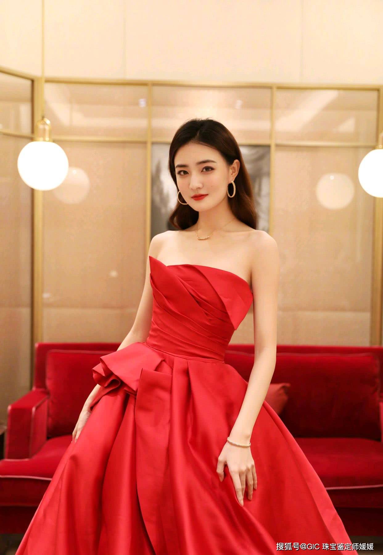 中大|掌握红色服饰的搭配技巧,轻松佩戴起首饰,让你在聚会中大放光彩