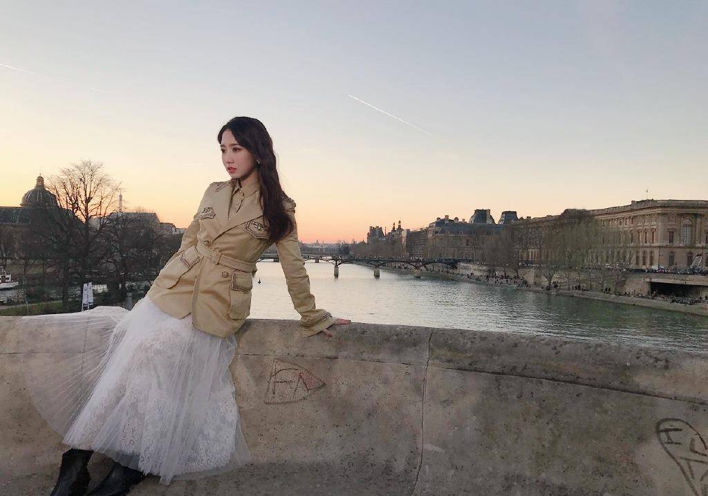 山支|21岁孟美岐街拍，紧身长裤勾勒撩人“腰臀比”，C位出道实力不俗