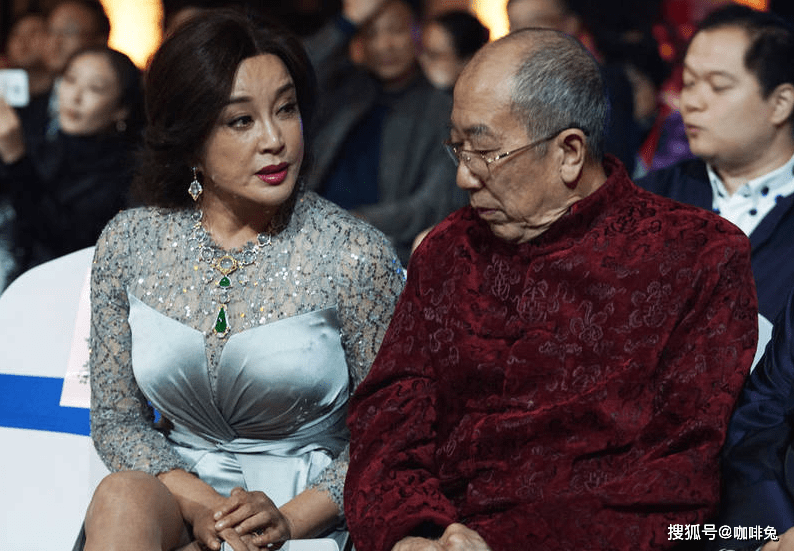 侵权|60岁的女人怎么穿，看看年过六旬的刘晓庆就知道了，时髦又范儿