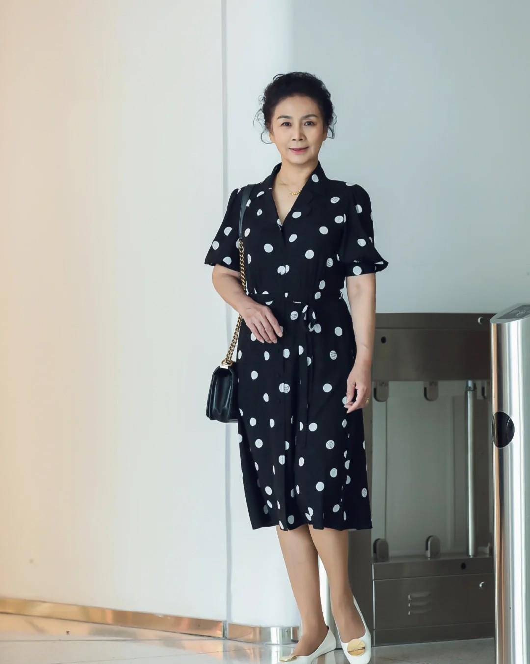 颜色|60岁女人更要穿出优雅,这位姐姐的穿搭精致养眼,端庄大气显年轻