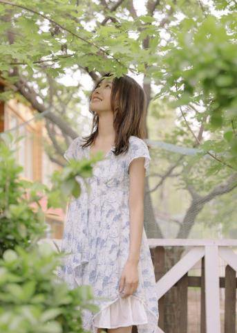 设计|秦岚太美了！一袭裹胸百褶裙温婉可人，流苏耳饰点缀时髦又高级