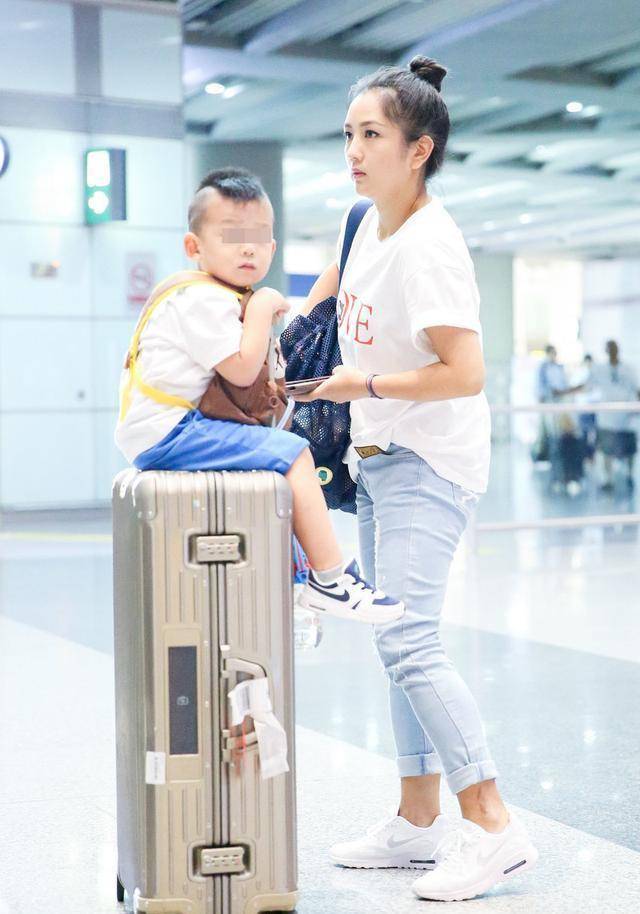 何洁|何洁瘦身后美出新高度，穿T恤牛仔裤走机场，甜美娇嫩哪像三娃妈