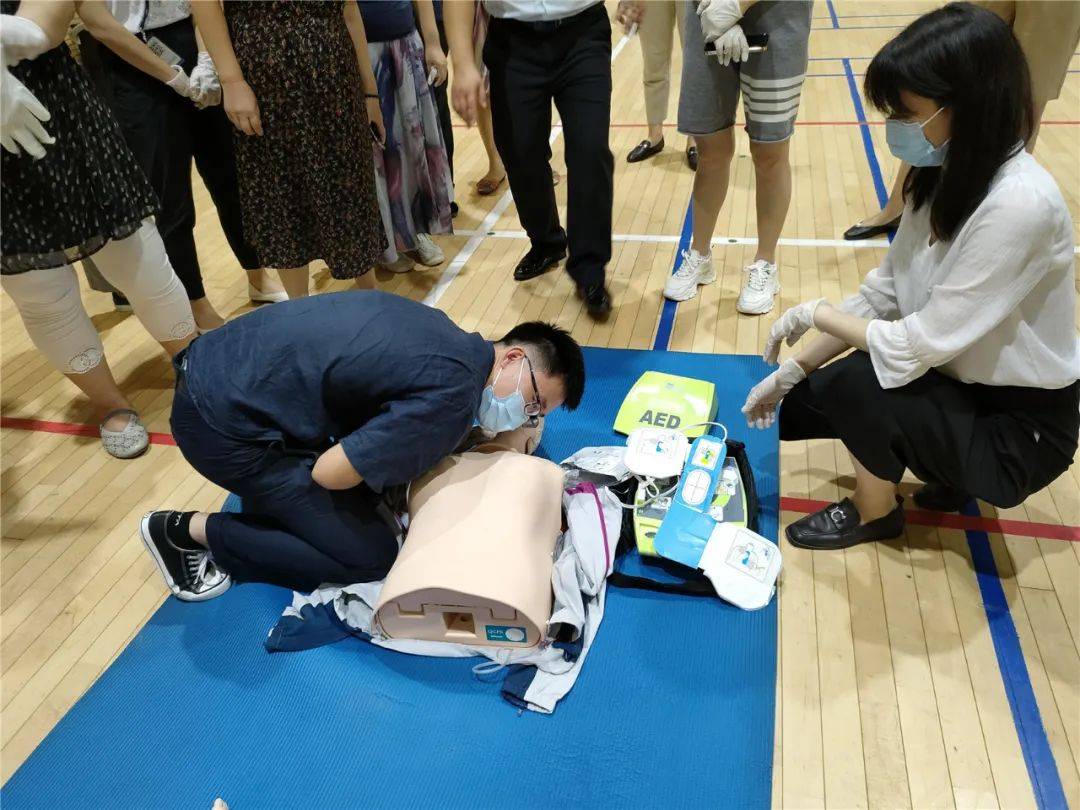 青岛西海岸新区中心医院走进耀中国际学校进行心肺复苏培训
