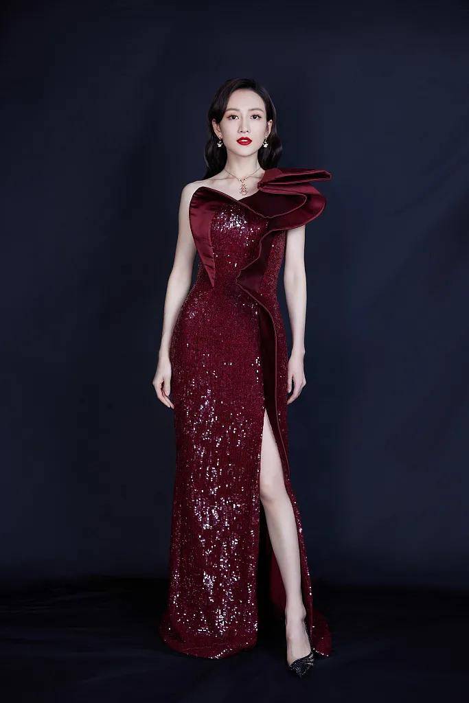 王鸥穿红色鱼尾裙秀魔鬼身材雪白肌肤太性感撩人