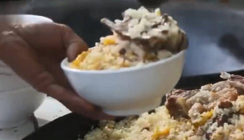 颜色|新疆人的一天从大碗手抓饭开始，大块的羊肉不愧为“十全大补饭”