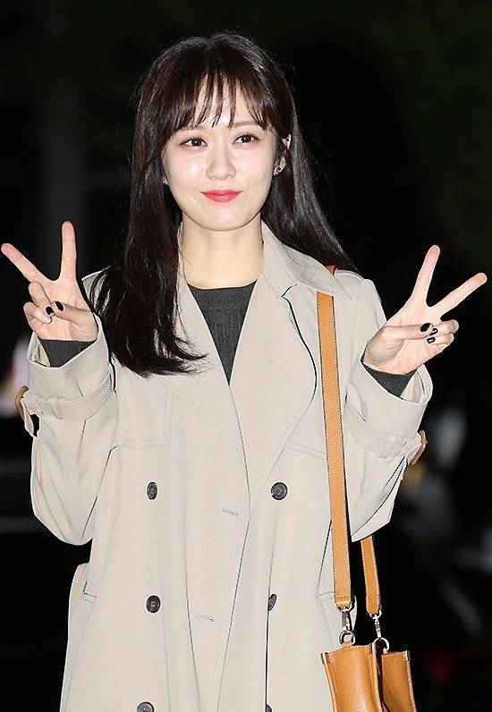 原创38岁张娜拉换新发型剪空气刘海更甜美娃娃脸选这款发型很适合