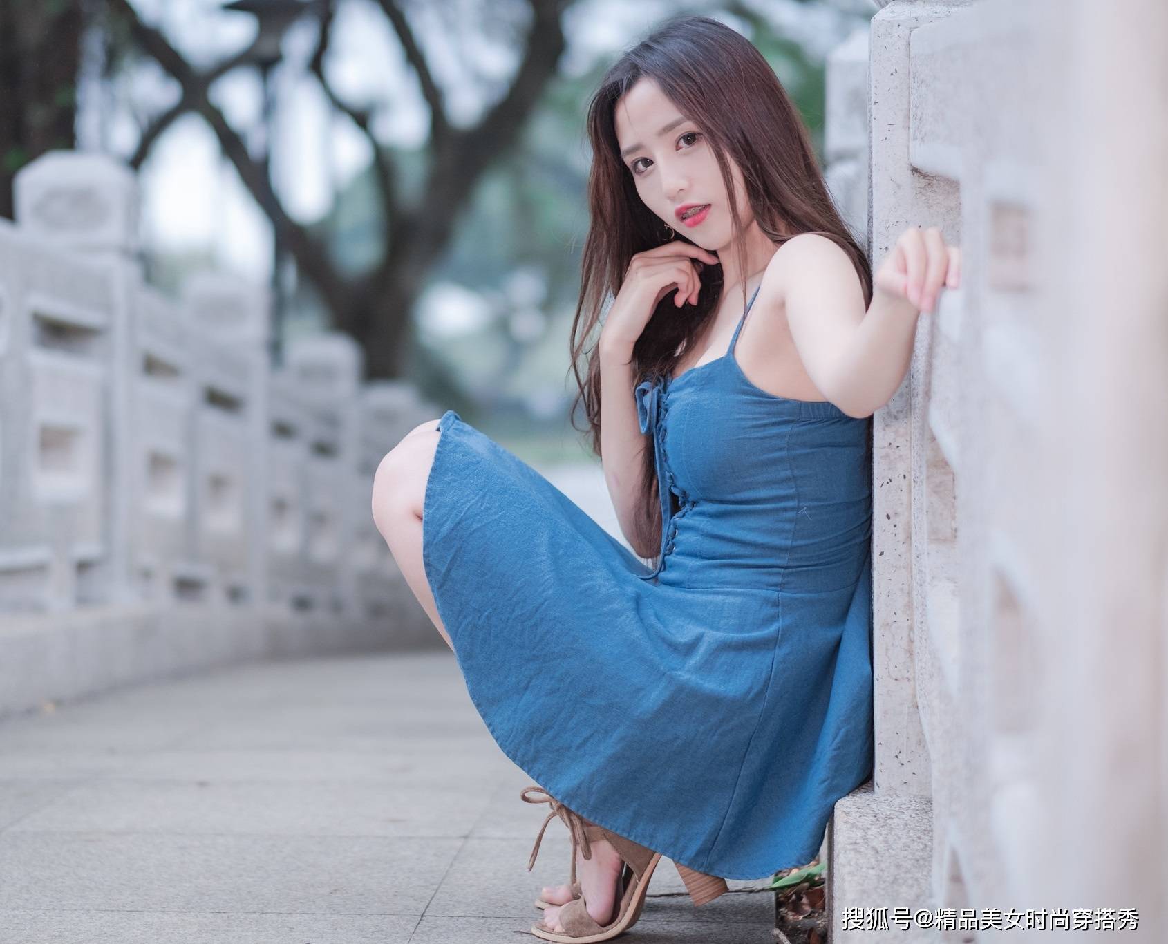 面料|街拍:穿牛仔裙的小姐姐性感迷人,胸前绑带的设计更是俏皮时尚