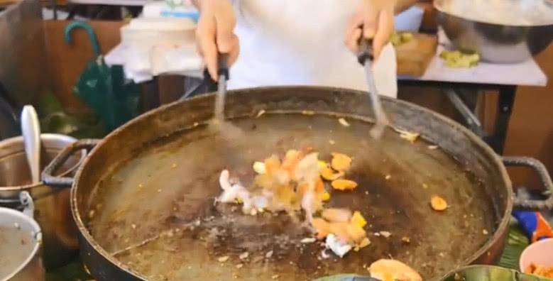 实拍泰国曼谷海盗谷街边的美食小吃“海鲜炒粉”，竟然是河粉