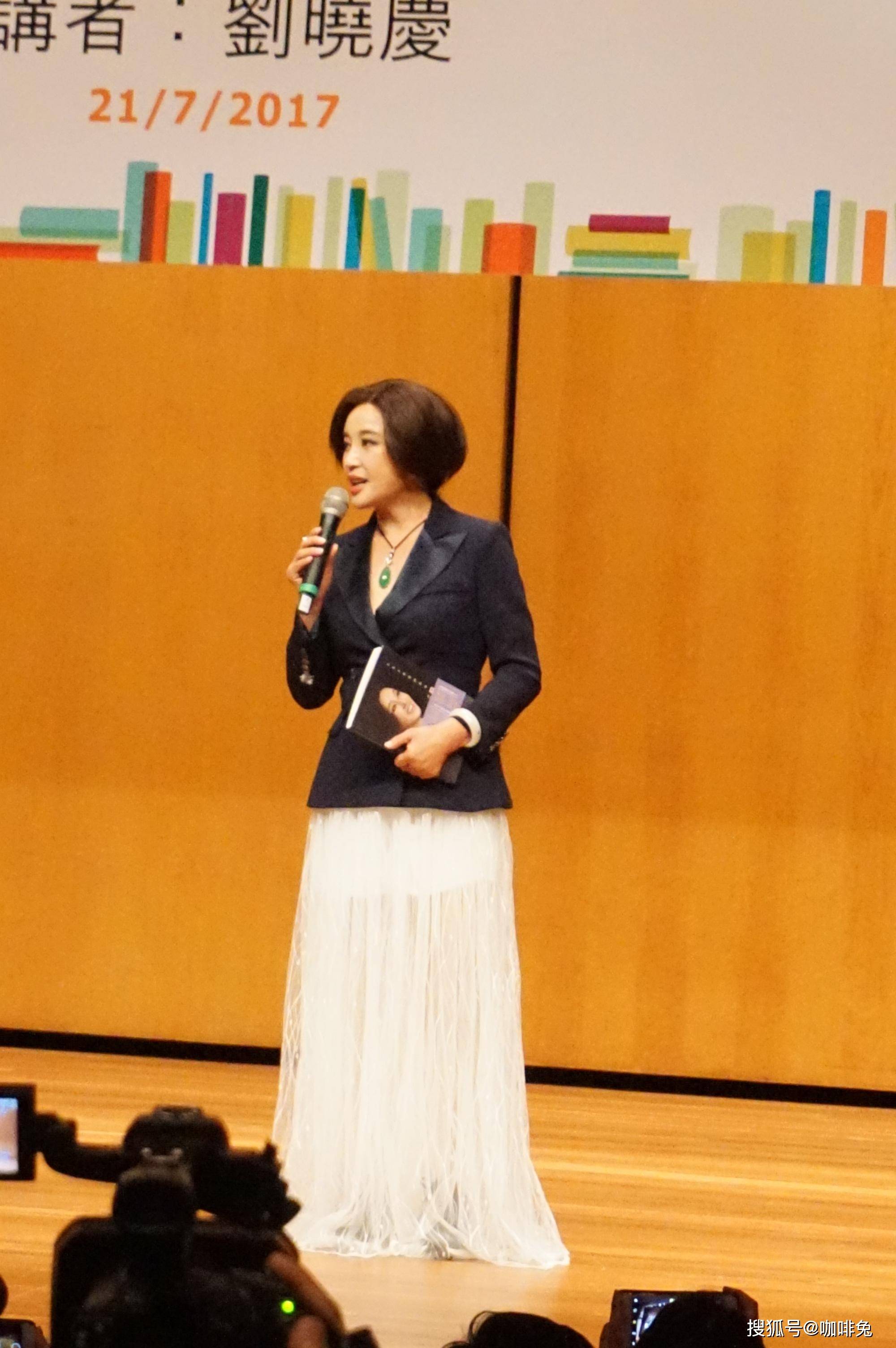 侵权|60岁的女人怎么穿，看看年过六旬的刘晓庆就知道了，时髦又范儿