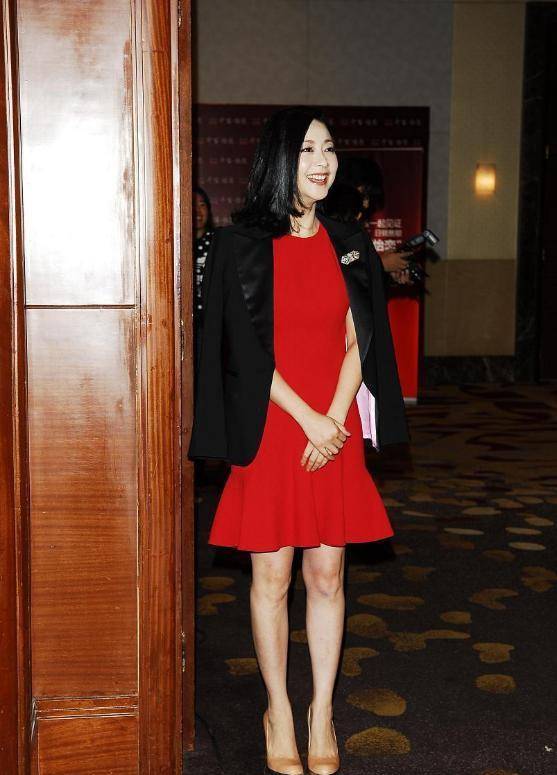 难怪张卫健这么宠爱张茜47岁的人穿搭还这么潮皮肤白嫩出水