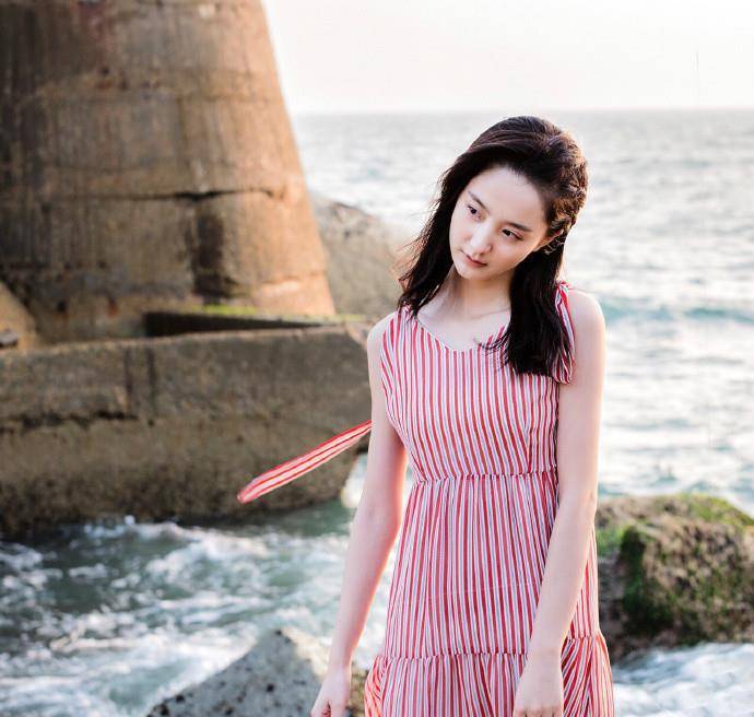 黑色|25岁许晓诺敢于“颠覆”，穿机车服玩工业风一改甜美范，厉害了