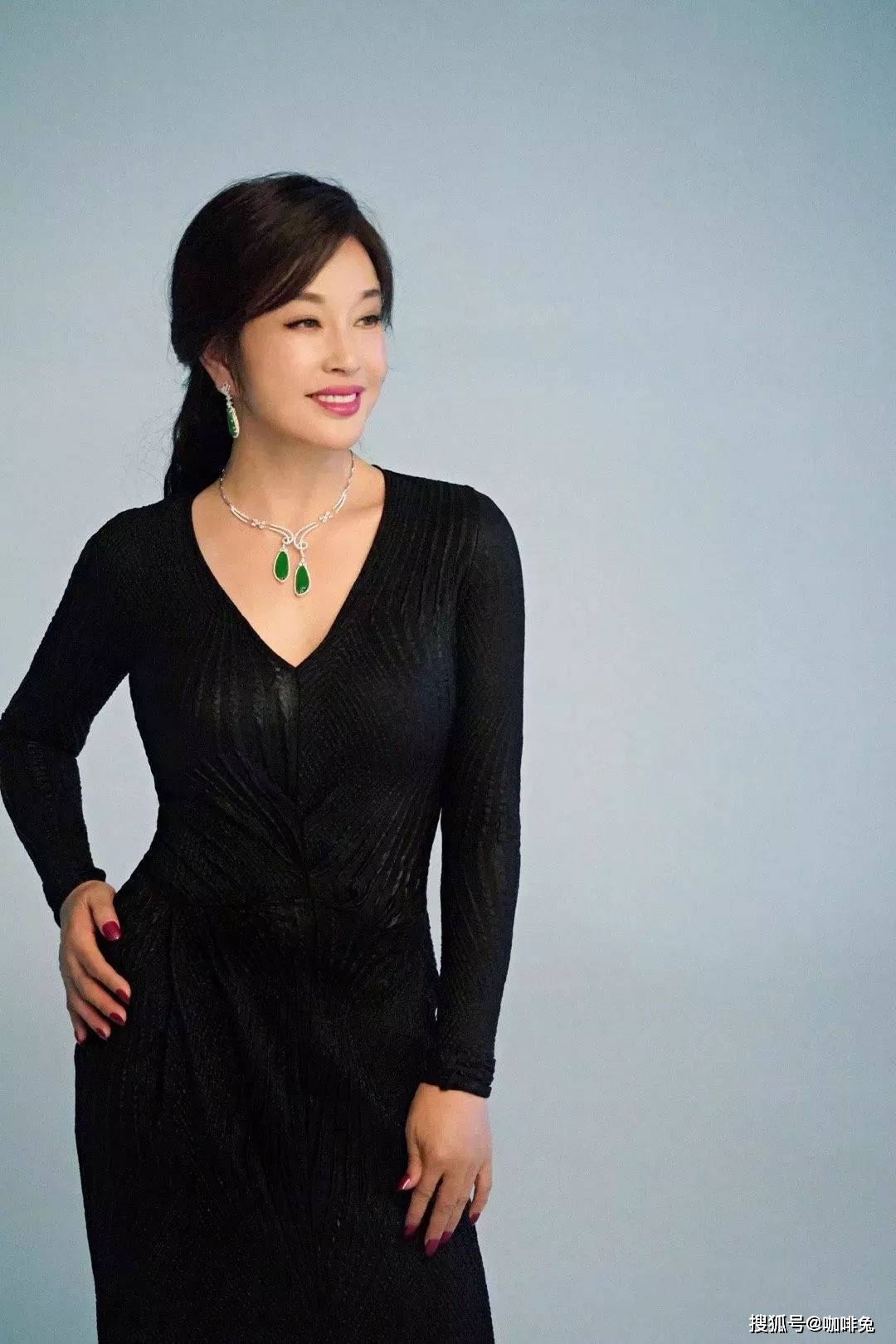 侵权|60岁的女人怎么穿，看看年过六旬的刘晓庆就知道了，时髦又范儿