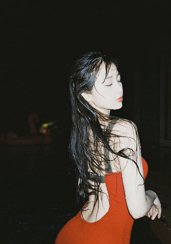 公众|虞书欣现在玩的真开心，在公众平台晒湿发大片，衣服贴身更显曲线