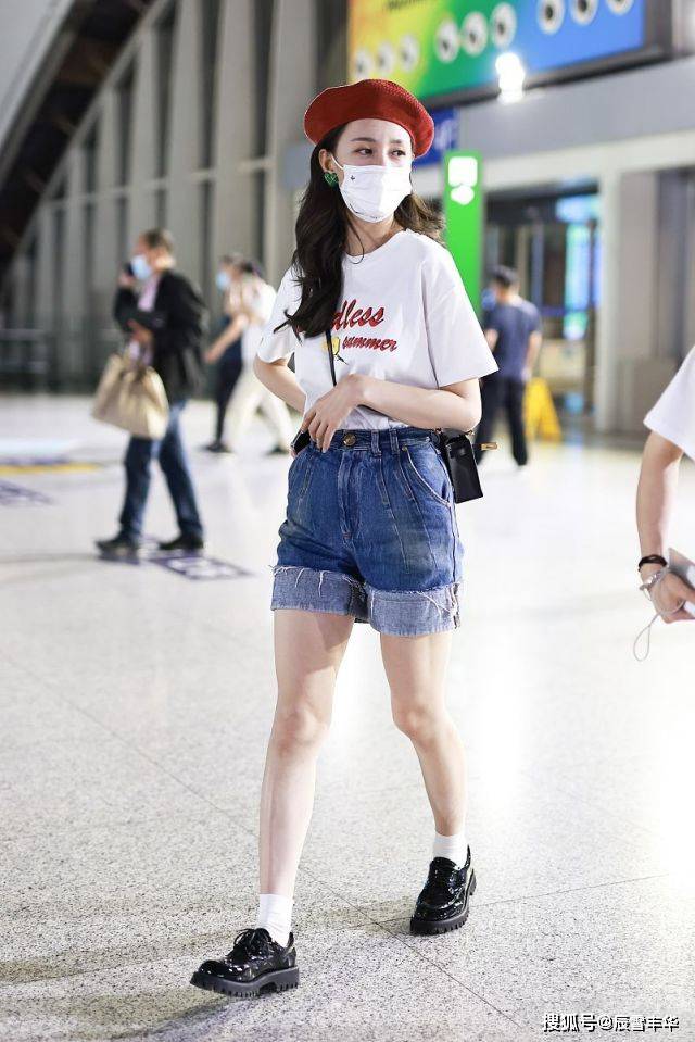 形象|沈梦辰很会打扮，普通T恤、牛仔裤造型，却因“贝雷帽”变得时髦