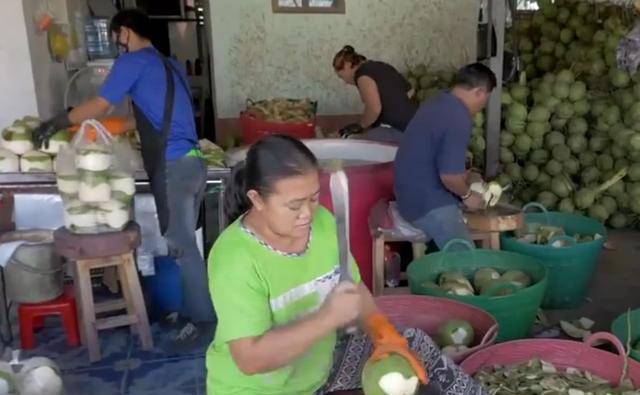 旅客看泰国人处理椰子，削椰子就像削苹果一样，网友：刀功真不赖