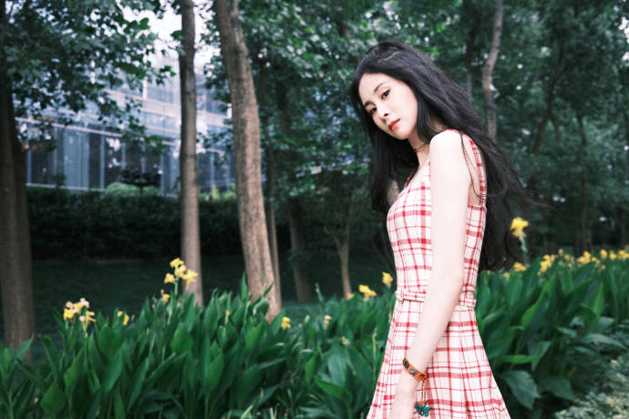 形象|张碧晨穿格纹裙太俏皮，看着不像是当妈的人，倒像是小姑娘