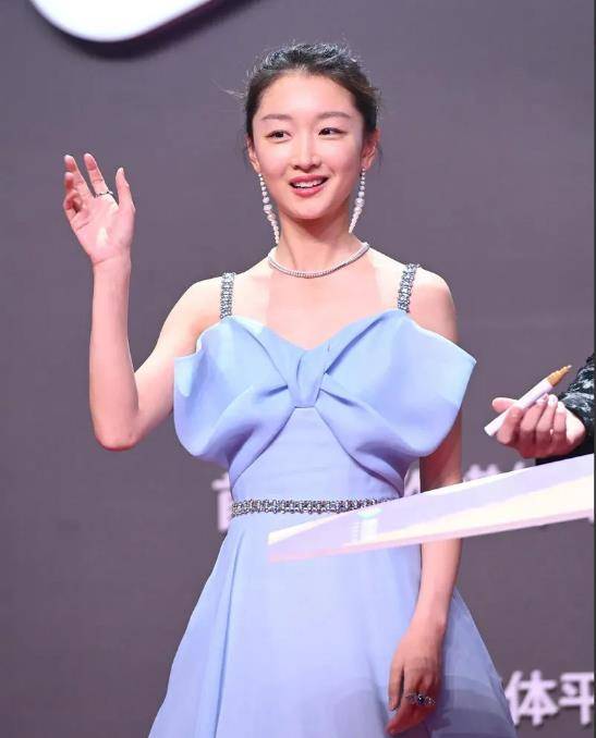 黑色|鹅厂发布会女星生图，baby动人，热巴跟精修无差别，乔欣不敢认